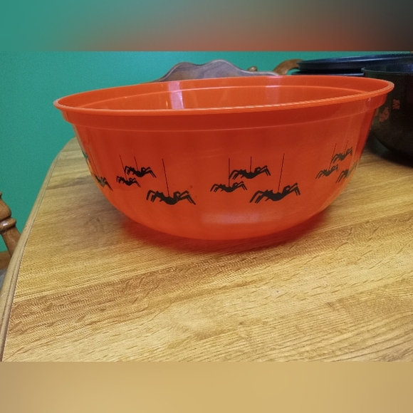 HALLOWEEN TREAT BOWL ORANGE WITH SPIDERS EUC 11.5INX4.5IN - Picture 1 of 4
